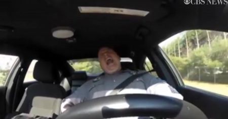 Śpiewający policjant podbił sieć