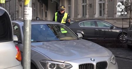 Maciej Zień zastawił inne auto. Zobacz, jak dyskutuje ze strażnikami