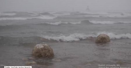Lodowe głazy na plaży w USA