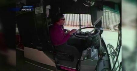 Kierowca autobusu wypadł przez szybę