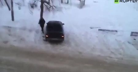 Wściekła Rosjanka zdemolowała auto męża. Siekierą!