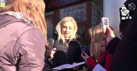 Kurdej-Szatan rozdaje autografy pod TVN-em