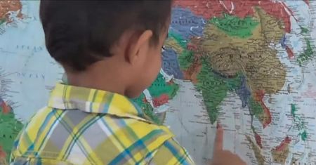 Ten 2,5-latek uwielbia geografię