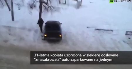 Kobieta uzbrojona w siekierę zmasakrowała auto męża