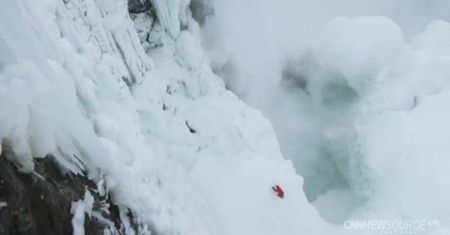 Wspiął się po zamarzniętym wodospadzie Niagara