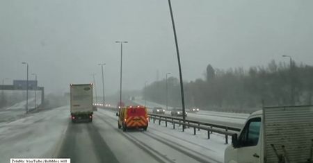 Potężny wiatr. Latarnie jak z gumy