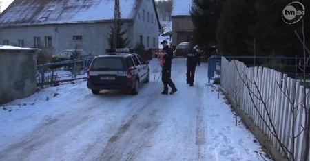 Rodzina rzuciła się z nożami na policjantów