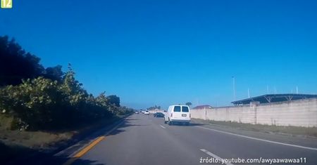 #dziejesiewmoto: bączek na autostradzie