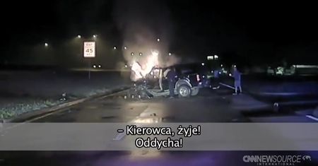 Uratowali kierowcę z płonącego auta