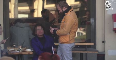 Szyc zabawia koleżanki w knajpie