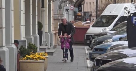 Hubert Urbański na hulajnodze z córkami