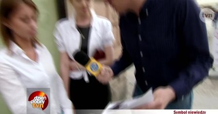 Chajzer pokazuje symbol "SS". Co odpowiedzieli przechodnie?