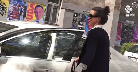 Kinga Rusin w swetrze pod TVN-em