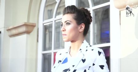 Maja Hyży w garniturze z serduszkami na rozdaniu Fryderyków