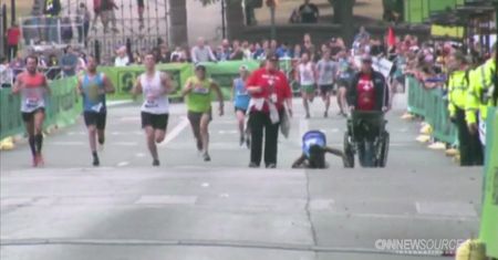 Ukończyła maraton na kolanach