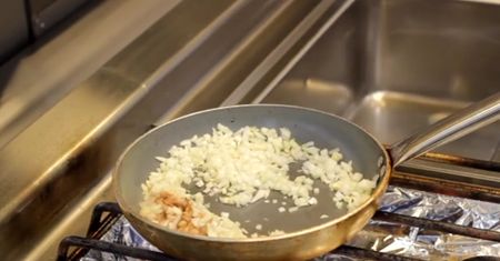 Pączki z mięsnym farszem i sosem chrzanowym