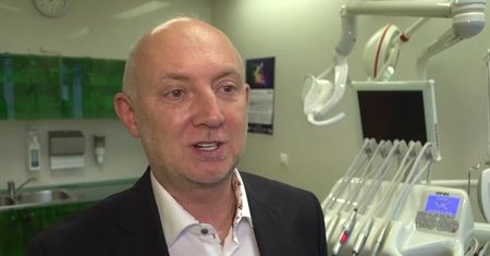 Zaraźliwe pocałunki? Przyczyniają się do choroby zębów