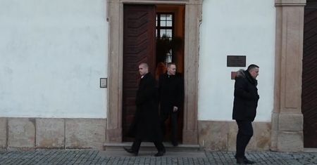 Mlynkova i Wronka wychodzą z kościoła