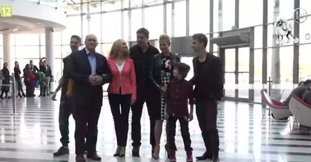 Uśmiechnięty Karolak na konferencji prasowej "Rodzinki.pl"