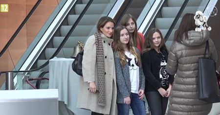Nadąsana Dereszowska pozuje z fankami