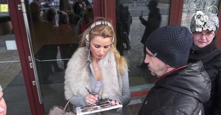 Brodzik rozdaje autografy. Jak wygląda na co dzień?