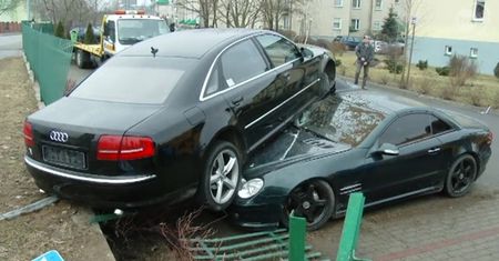 Audi "zaparkowało" na dachu Mercedesa