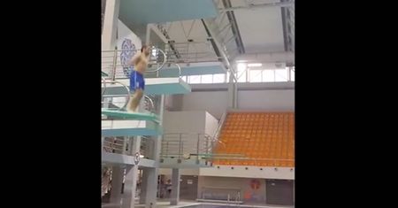 Nieudany skok karateki w "Celebrity Splash"