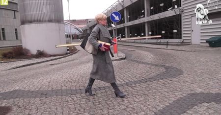 Zamyślona Zamachowska w długim płaszczu