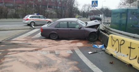 Mercedes uderzył w betonowe bariery
