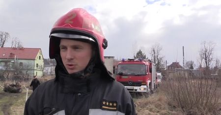 Auto przygniotło mężczyznę w Jeleniej Górze