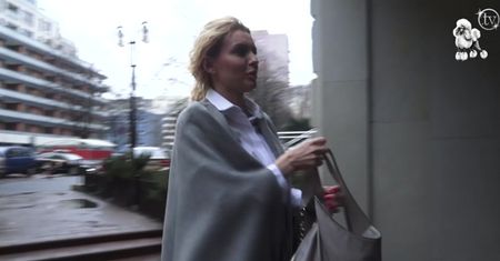 Żona całuje Dariusza K. w sądzie