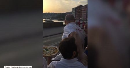 Papież przechwycił pizzę jadąc papamobile!