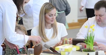 Małgorzata Socha maluje jajka w Pałacu Prezydenckim