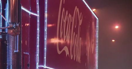 Ciężarówka Coca-Coli pędzi przez Polskę