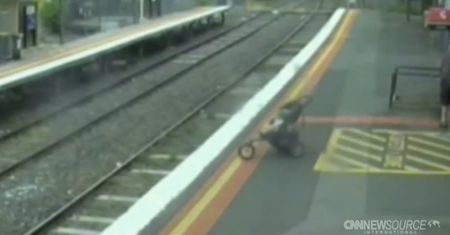 Wózek z dzieckiem stoczył się na tory kolejowe w Melbourne