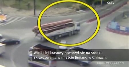 Lej krasowy "połknął" samochód