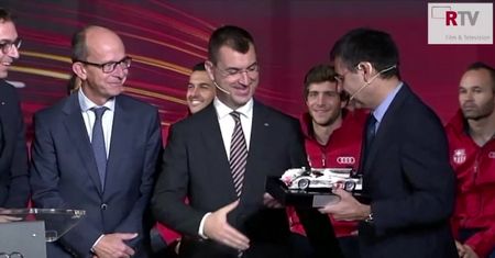 Piłkarze Barcelony odebrali nowe auta