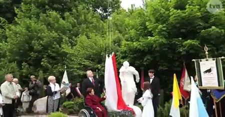 Kontrowersyjny pomnik Jana Pawła II we Wronkach