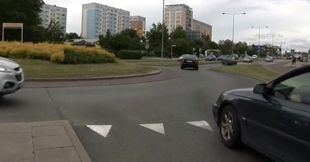 Jak jeździć po rondzie? [Motoreporter]