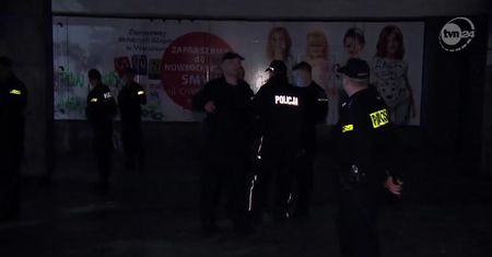 Squattersi wtargnęli do budynku Smyka w Warszawie.