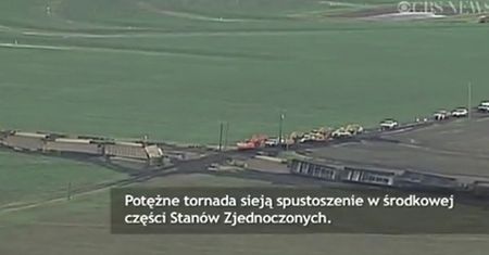 Tornado zdmuchnęło pociąg
