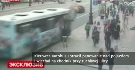 Nagranie wypadku miejskiego autobusu