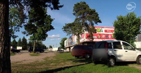Zostawiła syna w aucie na słońcu i poszła na bazar