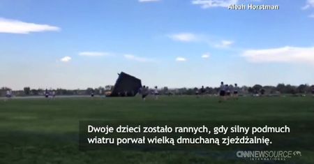 Wiatr porwał dmuchana zjeżdżalnię