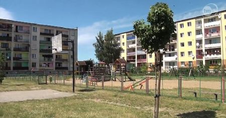 5-latek spacerował po parapecie w bloku