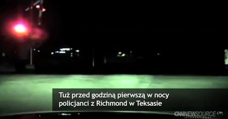 Policjant ściągnął kobietę z torów