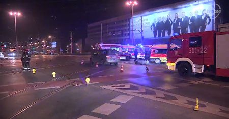 Zderzenie karetki z osobówką we Wrocławiu. 2 osoby w szpitalu