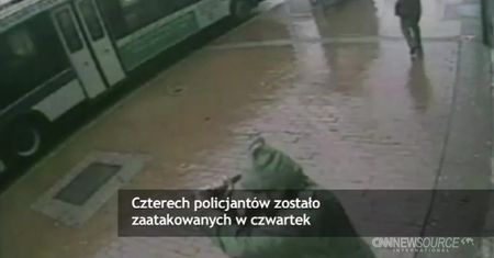 Szaleniec rzucił się na policjantów z siekierą