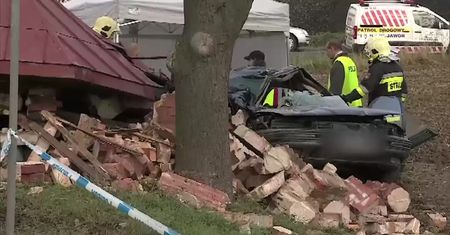 Samochód wjechał w przystanek