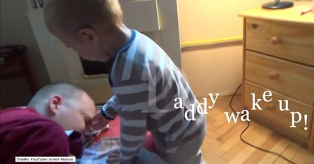Dziecko wie, jak obudzić ojca